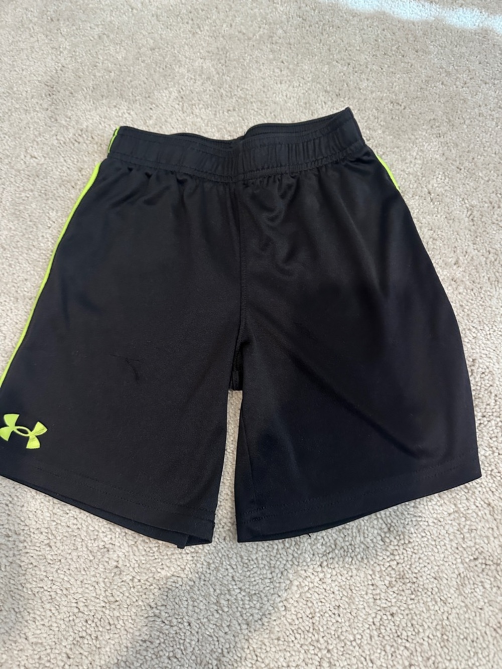Under Armor boys shorts-size 6